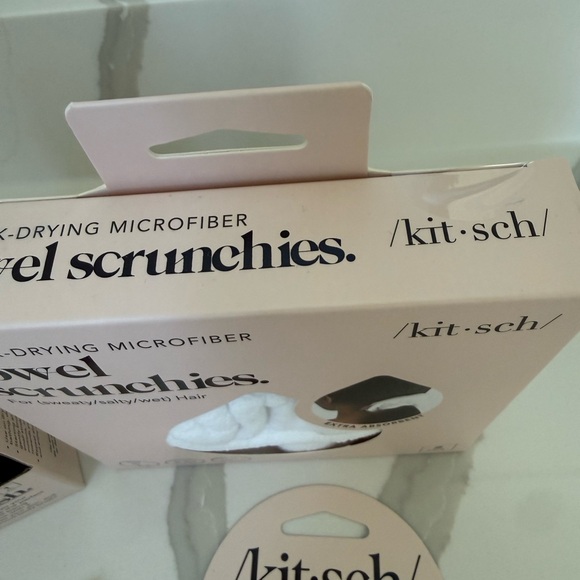 Kitsch Set - Body dry brush, Towel & Ruched Scrunchies - Picture 3 of 8